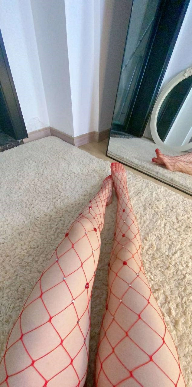 俏妞qiaoniuTT – 红色大洞渔网【15P】